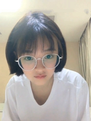 短發青春感十足眼鏡娘,看著純純的沒想到下面小臊茓挺肥沃,外表可愛內心很臊