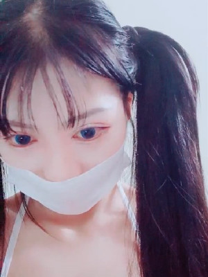 雙馬尾大眼身材嬌小妹妹紫薇,蹲地上用假丁丁插入小臊茓