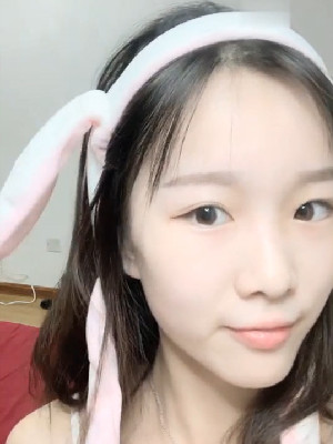 兔耳朵調皮清純嫩妹,嬉皮俏皮可愛,站起來展示一流身材,坐下沐耳又粉嫩之至