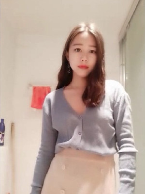 高顔值清純年輕辣媽,生過小寶寶堅持開播,身材恢複的還不錯,氣質極佳