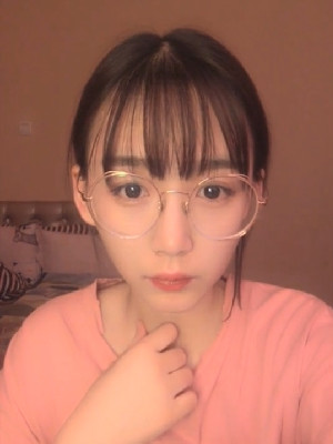 可愛嫩妹眼鏡娘,青春感十足,換上制服一股反差萌超級誘人