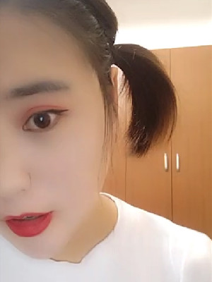 豐滿小甜甜大學畢業後經過社會毒打,不想努力了,下海脫光光做黃播,身材粉嘟嘟