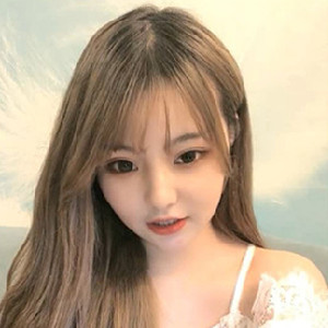 漂亮萌妹子首次開播,外表清純可愛,內心十分淫蕩,微乳發育的還真的不錯[MP4/595M]