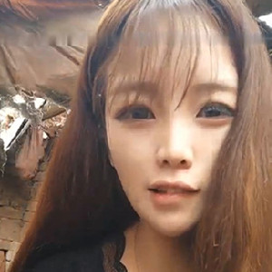 農村也很會玩,村花小姐姐到村裏淘汰沒人住的破房子褕褕脫光光,叉開黑森林給你看[MP4/415M]