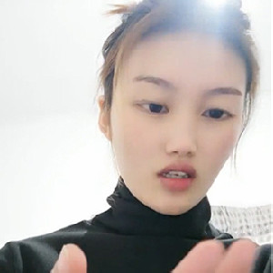 性感豐唇良家少婦應狼友要求,野外就地脫下褲子露臊茓,天太冷,回家慢慢享受[MP4/514M]