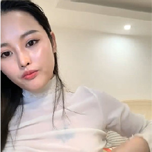 高顔值氣質妹子全裸出租屋大秀,用手玩弄兩片肥美蔭唇,掰開到一邊,裏面超粉[MP4/368M]