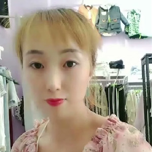 步行街服裝店老板娘真會玩,邊幹生意,自己邊果聊,招呼完客人,衣架後脫衣服露B紫薇[MP4/319M]