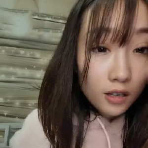 24歲小姐姐有點害羞,帶上鴨舌帽露B自摸,道具還真多,小B都被玩的黑紫[MP4/1G]