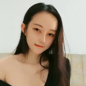 長得有點像迪麗熱巴的青春妹子,身材嬌小,和姐妹互動果聊,被肥胖金主爸爸雙飛[MP4/1G]