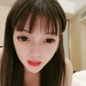 大眼睛高顔值美女,年齡應該不大,奶子發育堅挺圓潤,一點都不下垂,賓館開房艹B[MP4/516M]