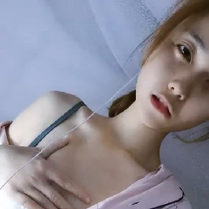 女大學生的寢室真實生活,大學妹在自己床鋪上表演不敢想象大秀,不敢說話,怕被室友發現[MP4/537M]