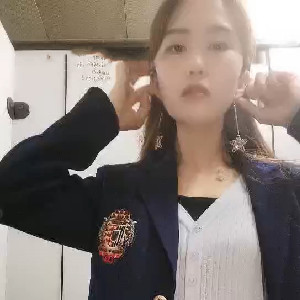 高顔值網吧前台收銀員真會玩,深夜旁邊老哥們在通宵玩遊戲,妹子這邊褕褕摸B紫薇,被發現了不得被輪著上[MP4/550M]