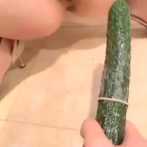 年輕姐妹花不學好,倆人齊齊果聊,粗暴拿黃瓜抽送嫩B,真讓人心疼[MP4/531M]