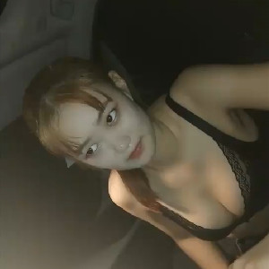 現在的OO後思想都挺開發,開車帶到戶外就可以玩,坐在副駕位置就不老實,露出美胸[MP4/919M]