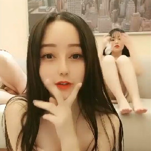 高顔值清純OO後姐妹花,其中一個有點像迪麗熱巴,和男閨蜜一起啪啪,男的真性福啊[MP4/1G]