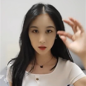 高顔值甜美小姐姐,長相清純可愛,十分撩人,奶子發育不大,堅挺誘人,一線天小BB更極品[MP4/1G]