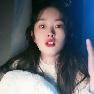 有點小龅牙的紅唇鄰家姐姐,可愛絲襪,玩弄粗長大黃瓜,不知道這黃瓜小B用完後給誰吃[MP4/561M]