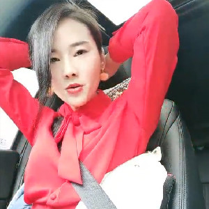 氣質美少婦開車到鄉下田地打電話約情人野戰,接了電話沒一會就趕來了,果然男人在艹B面前都很積極[MP4/515M]