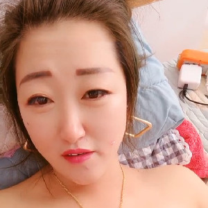 淫亂家庭真敢玩,倆姐妹共事一夫,大哥精瘦,兩個臊婦平時沒少要,馬上就吃不消了[MP4/332M]