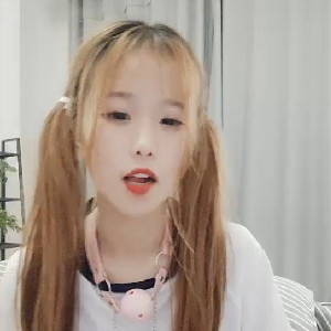 早早辍學精神小妹,雙馬尾清純可愛,奶頭上夾上夾子,弄得硬邦邦,很喜歡被大叔艹[MP4/796M]