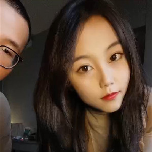 極品高顔值清純文藝妹,長相甜美,學校裏沒少被人追,和光頭小哥開房啪啪,妹子挺會享受[MP4/629M]