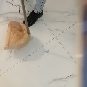 套路家政保潔小妹,不斷引導撩騷,被小妹憤怒一頓罵,不把我當人看啊,最後加錢還是艹到手,還被嫌棄J8太小了[MP4/348M]