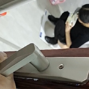 老哥套路深,專門套路家政保潔小妹,從120每小時保潔直接加錢到500就可以艹B,百試不爽[MP4/299M]