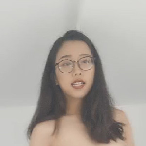 黑框眼鏡美女在校大學生,放假在家大遲果聊,極品反差婊,老師眼中學霸,父母的乖寶寶[MP4/580M]