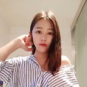 極品OO後高顔值辣媽,剛生過孩子,浴室褕褕和狼友果聊,撫摸小豆豆噴不少臊液[MP4/282M]