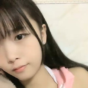 齊劉海長發OO後學生妹放學在家兼職賺外快,和狼友聊天看到帥哥照片就流口水,真花癡[MP4/311M]