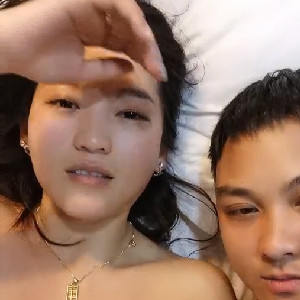 居家夫妻啪啪,極品小少婦特別主動,對著老公全身又是親又是摸,夫妻可以大膽無套內謝,貴在真實[MP4/531M]