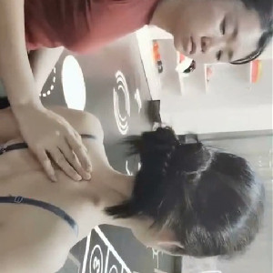 美女瑜伽健身教練,太臊了,小茓塞入跳蛋還一本正經的指導學員怎麽做動作[MP4/549M]