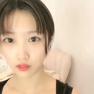 年齡不大短發OO後鄰家小妹初長成,外表清純,內心臊動,皮衣丁字褲倍感誘惑[MP4/374M]