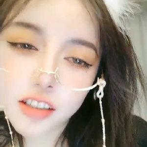 高顔值氣質美女,這顔值真耐打,慢慢脫掉內褲,小茓毛毛都剃幹淨了,粉嫩如雛[MP4/555M]