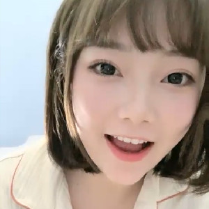 清純甜美短發OO後萌妹,學生制服誘惑,身體微胖,肉肉的十分可愛,一對大白兔甚是可愛[MP4/606M]