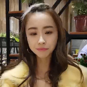 氣質漂亮小姐姐膽真肥,露臉露奶無內逛商場,挑戰各種場合露出,逛內衣店直接就穿上了[MP4/532M]