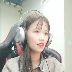 網吧包間爆艹網瘾少女,我帶你上分,你要讓我艹B,剛贏一把英雄聯盟,就按電腦桌上爆艹[MP4/1G]