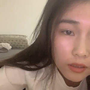 高顔值氣質校園女神和男友外出看電影,影院後排褕褕露出玩B,憋不住跑廁所啪啪[MP4/956M]