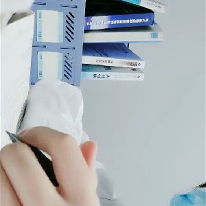 唐山某人民醫院夜班小護士,夜班無聊果聊,桌面上抄筆記,桌下塞著跳蛋紫薇,都是水[MP4/1.2G]