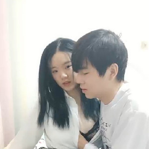 極品高顏值OO後年輕情侶居家啪啪,身穿學生時期制服,撕開黑絲就插進去,快速抽送流不少漿[MP4/487M]