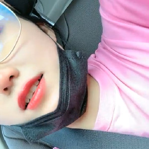 高顏值女神戶外物色男獵物,見壹個就問粉絲這男人可以嗎,直接搭訕說明來意,果然女追男隔層紗[MP4/1.2G]