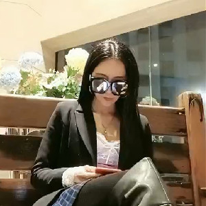 極品韻味美少婦KTV赴約,壹桌啤酒下肚喝嗨了,在包間脫掉衣服跳舞,拿啤酒瓶插臊茓[MP4/1.2G]