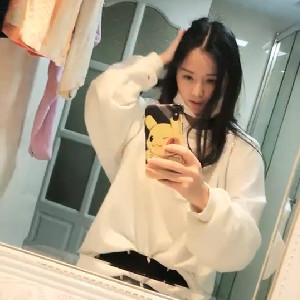 有點像老港星楊采妮的極品美乳鄰居妹子下海果聊,奶子是真大極品,小茓毛毛濃密[MP4/1G]