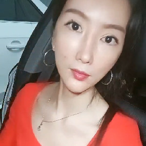 高顏值極品美少婦網約狼友逛商場,唱吧裏面高歌壹曲,就忍不住主動摸J8,找個停車場縫隙後入啪啪[MP4/509M]