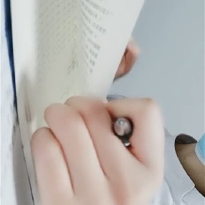 河北夜班小護士最近要考護士職業證,桌上壹本正經做筆記,桌下跳蛋紫薇,月經來了,全是血[MP4/735M]