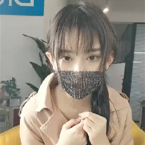 性感黑絲大長腿妹子,年紀看著不大,還帶著牙套糾正牙齒,透視黑絲,小茓若隱若現[MP4/1G]