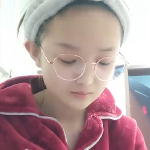 清純小臉美女銀行職員,帶個眼鏡,看著挺老實,私下還挺臊,穿著情趣內內和老公啪啪[MP4/1G]