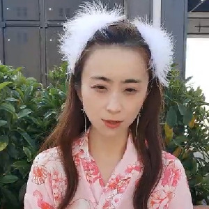 三亞知名戶外壹姐大遲度秀,周圍都是人,這邊自己褕褕露奶,跑到男廁後入啪啪,旁邊還有人沖水[MP4/341M]