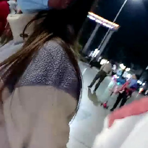 吃完晚飯戶外散步搭訕在廣場賣花的小肥妞,勾搭進小樹林打野戰,肥B肉多幹起來舒服