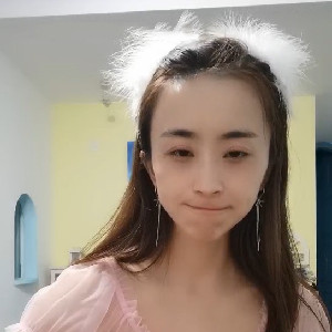 三亞知名戶外壹姐,出了名的膽大,難得在家播壹次,這次插入擴蔭器專門特寫給妳看個夠